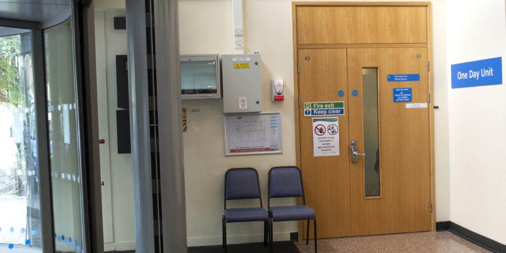 Doorbell at the entrance of the One Day Unit