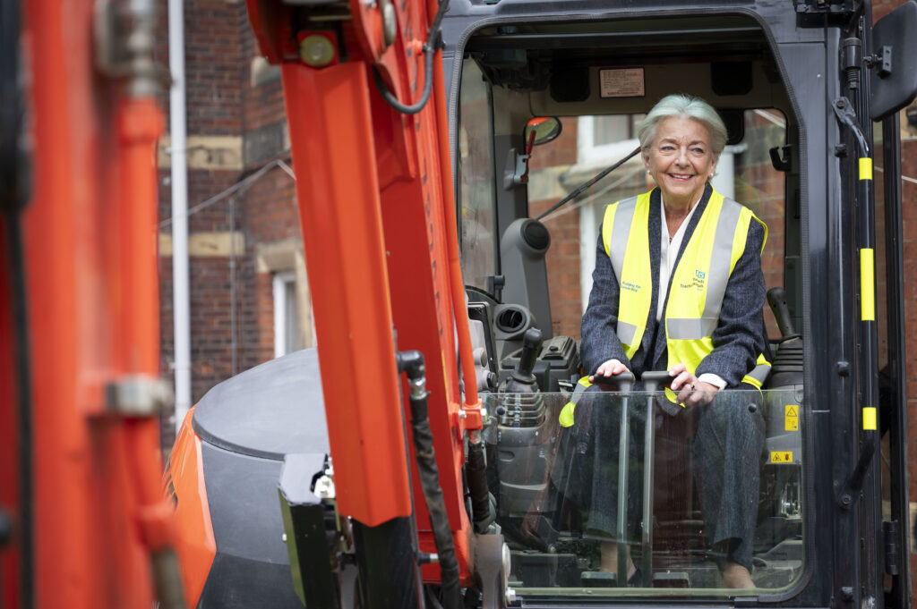 linda pollard driving digger