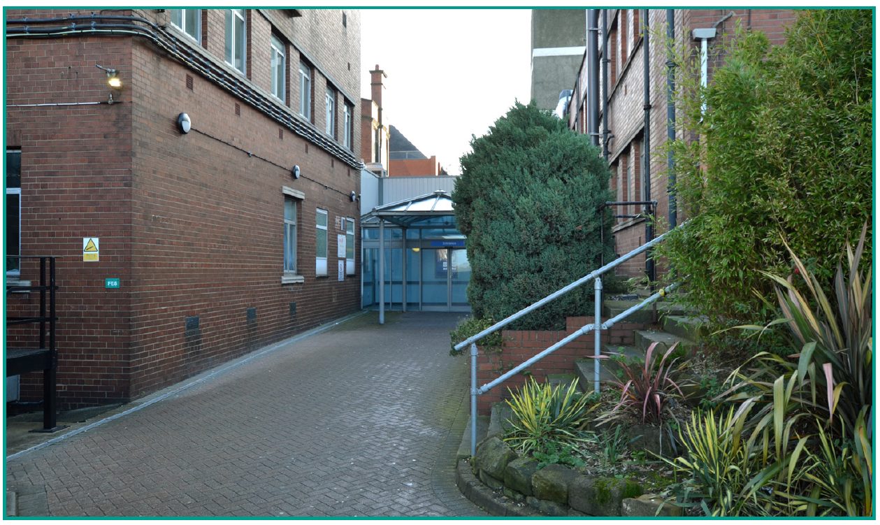 Bexley Route Outside (J46 or J47) - Straight ahead is an entrance to the main hospital building.